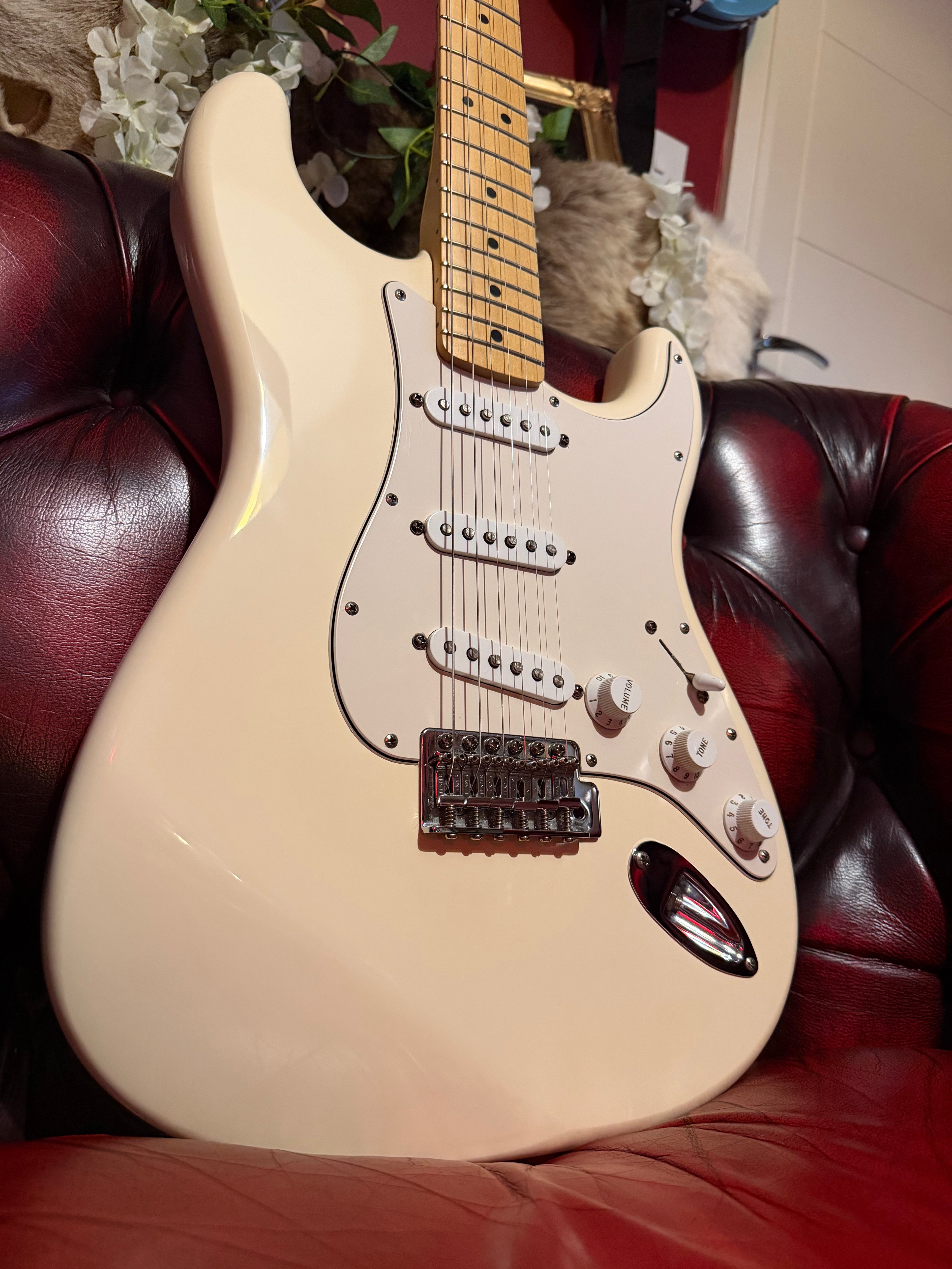 Pearl! – Fender Standard Stratocaster 2004, Arctic White
