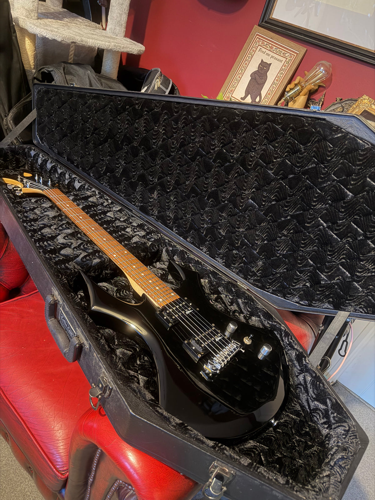 Morticia! - B.C. Rich Virgin VG1 – Gloss Black