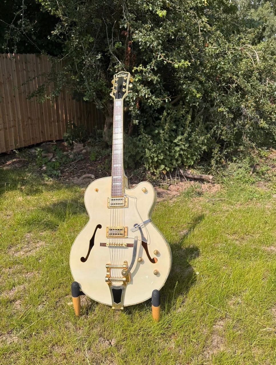 Walter - white hollow-body electric guitar